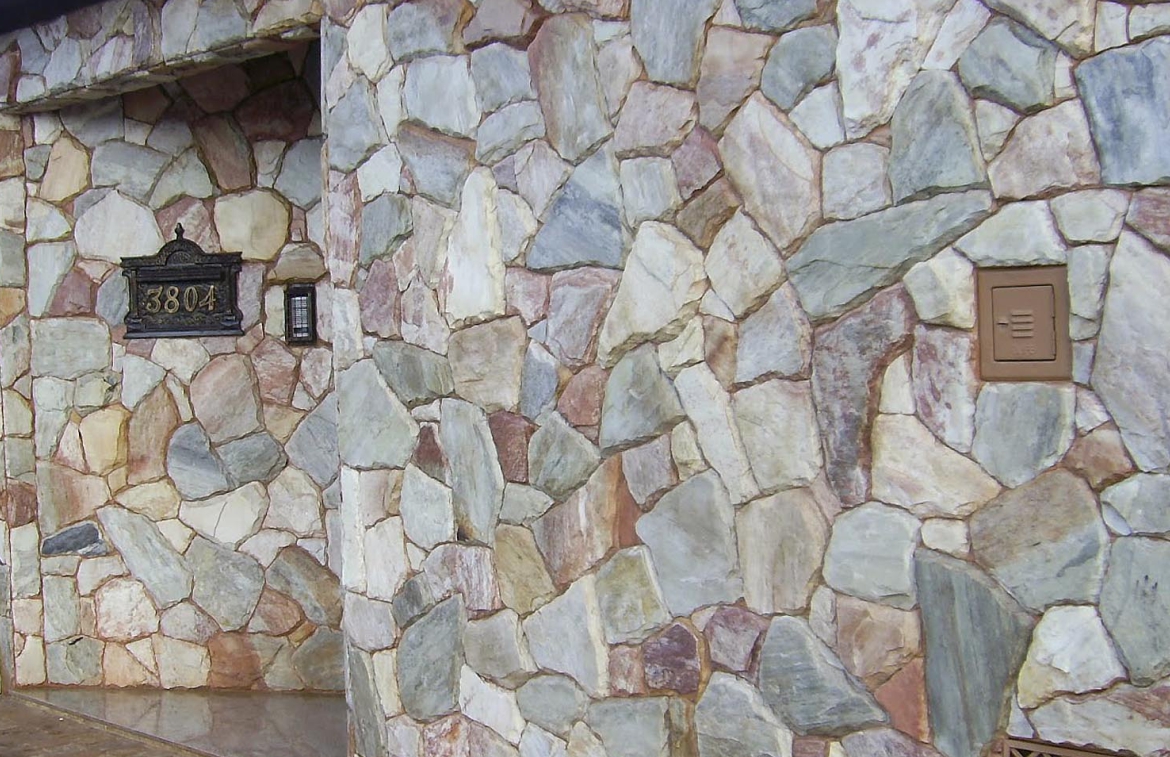 Muro com pedras de Pirenópolis diversas